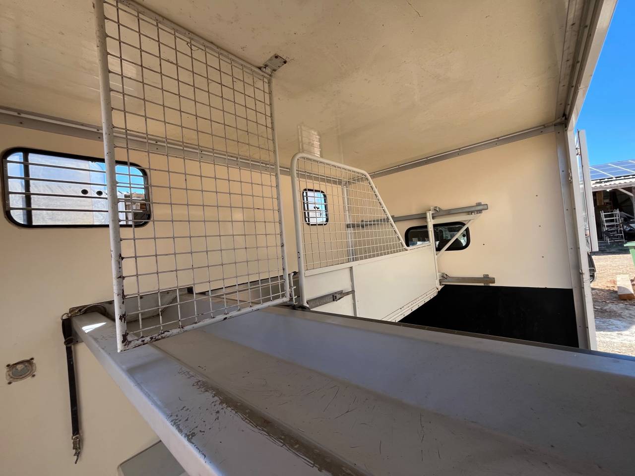 Kleine paardenvrachtwagen (B rijbewijs) Renault 2.3 DCI  2010 Tweedehands