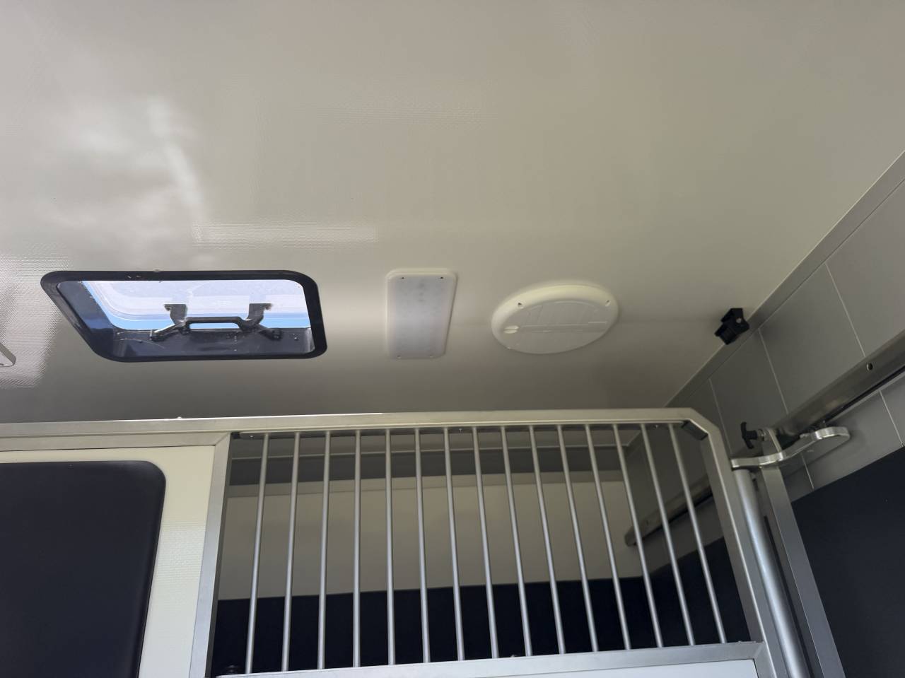 Kleine paardenvrachtwagen (B rijbewijs) STX HARAS LONG 2025 Tweedehands