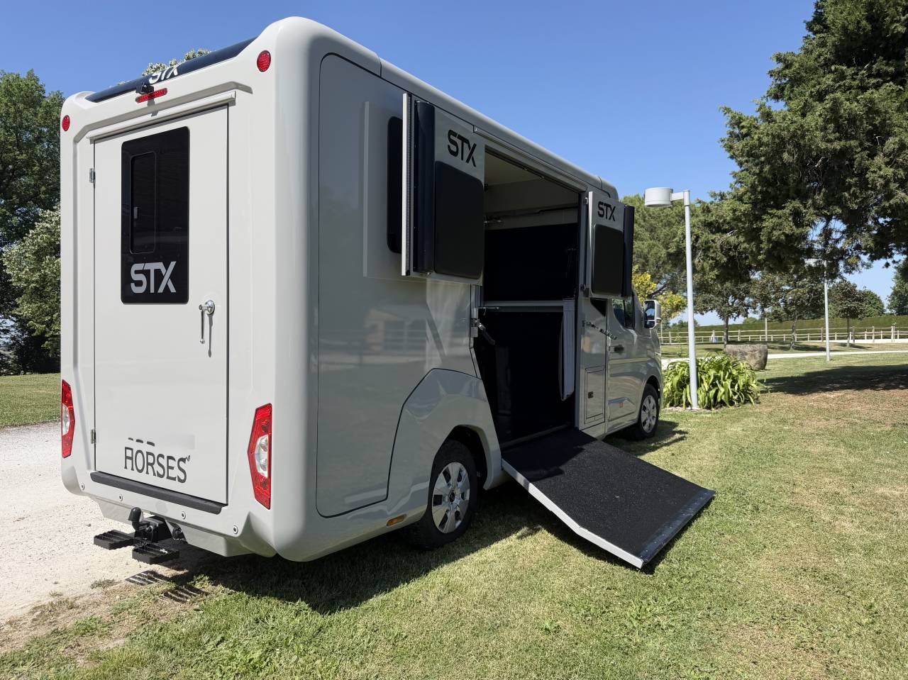 Kleine paardenvrachtwagen (B rijbewijs) STX HARAS LONG 2025 Tweedehands