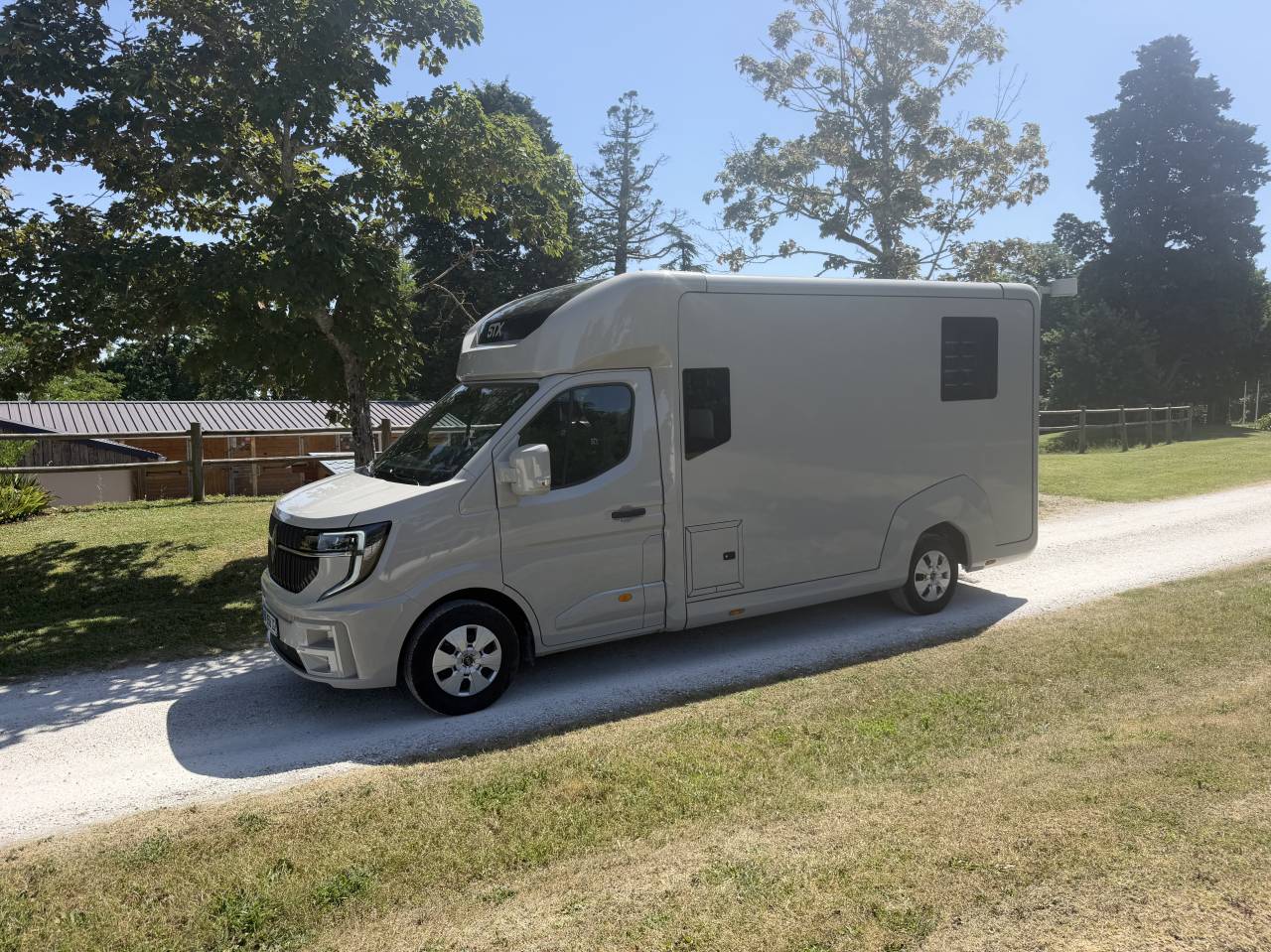 Kleine paardenvrachtwagen (B rijbewijs) STX HARAS LONG 2025 Tweedehands