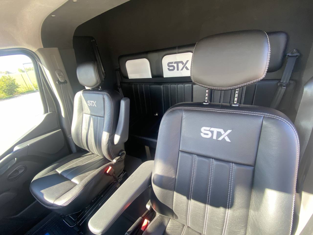 Kleine paardenvrachtwagen (B rijbewijs) STX  2024 Tweedehands