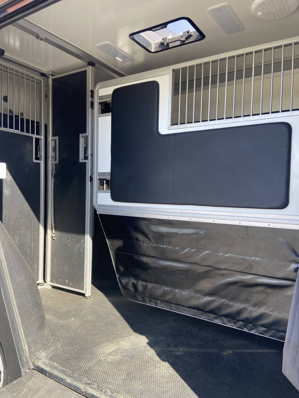 Kleine paardenvrachtwagen (B rijbewijs) STX  2024 Tweedehands