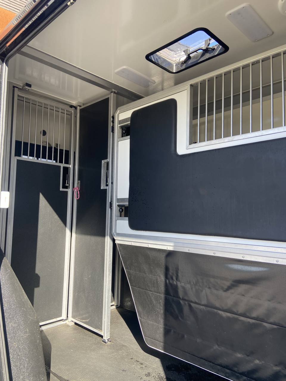 Kleine paardenvrachtwagen (B rijbewijs) STX  2024 Tweedehands