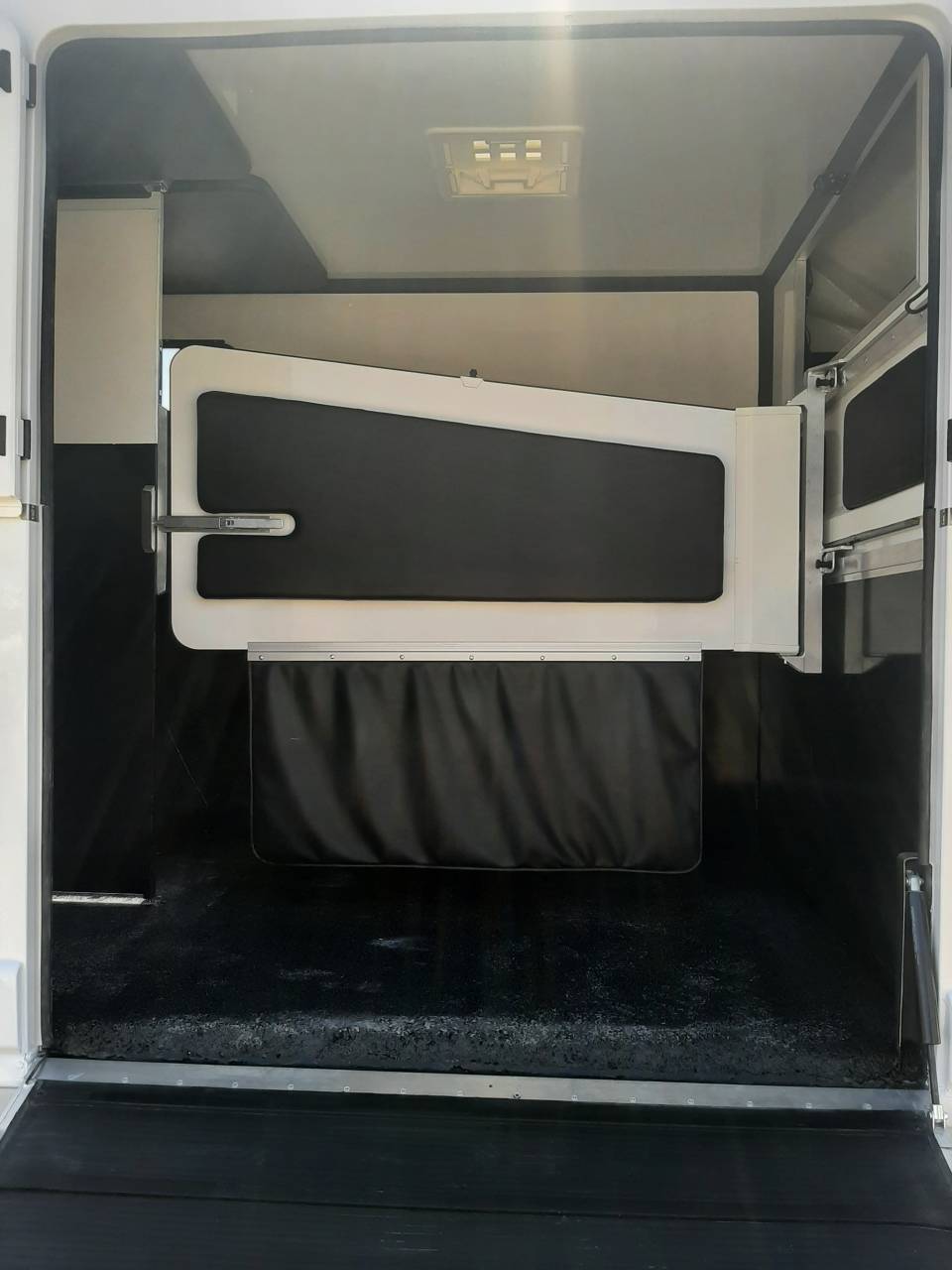 Kleine paardenvrachtwagen (B rijbewijs) Renault Master 2022 Tweedehands