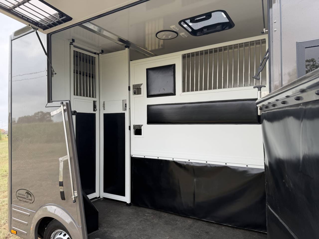Kleine paardenvrachtwagen (B rijbewijs) Renault Master Equimatt 2022 Nieuw