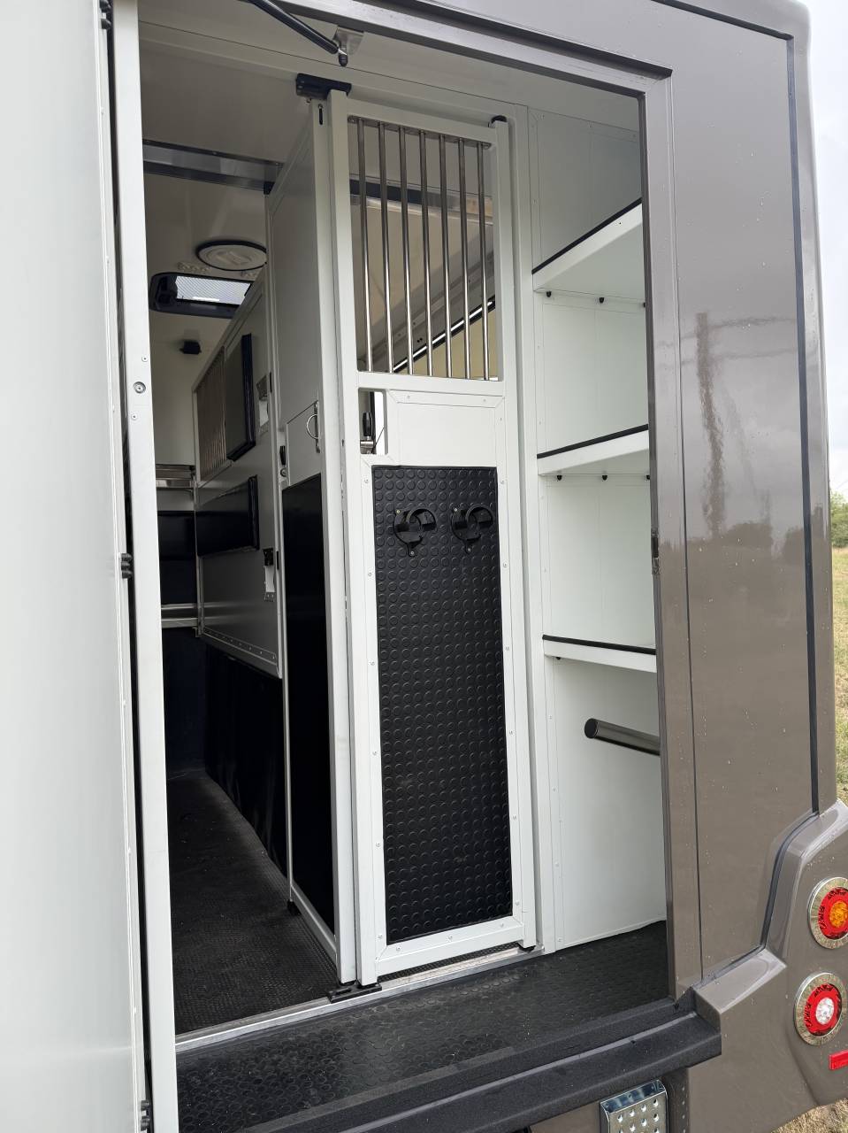 Kleine paardenvrachtwagen (B rijbewijs) Renault Master Equimatt 2022 Nieuw