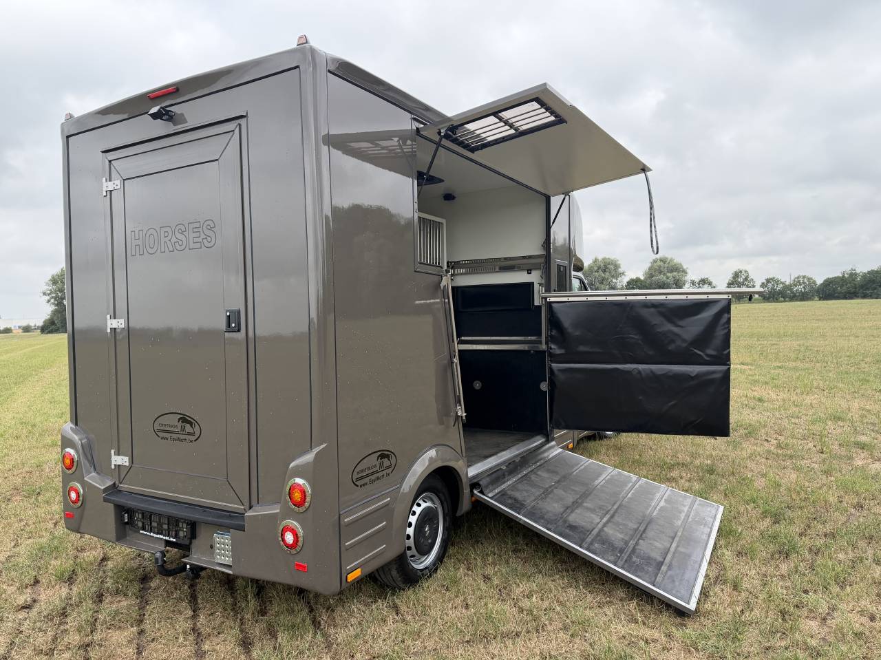 Kleine paardenvrachtwagen (B rijbewijs) Renault Master Equimatt 2022 Nieuw