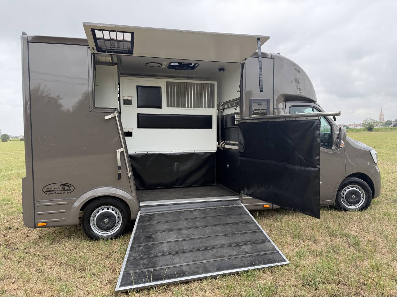 Kleine paardenvrachtwagen (B rijbewijs) Renault Master Equimatt 2022 Nieuw