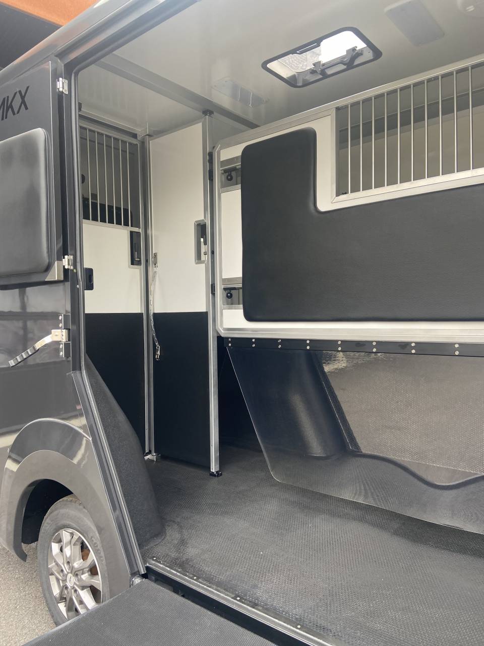 Kleine paardenvrachtwagen (B rijbewijs) AKX  2026 Nieuw