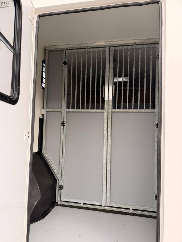 Kleine paardenvrachtwagen (B rijbewijs) AP Petit Renault Master 2021 Tweedehands