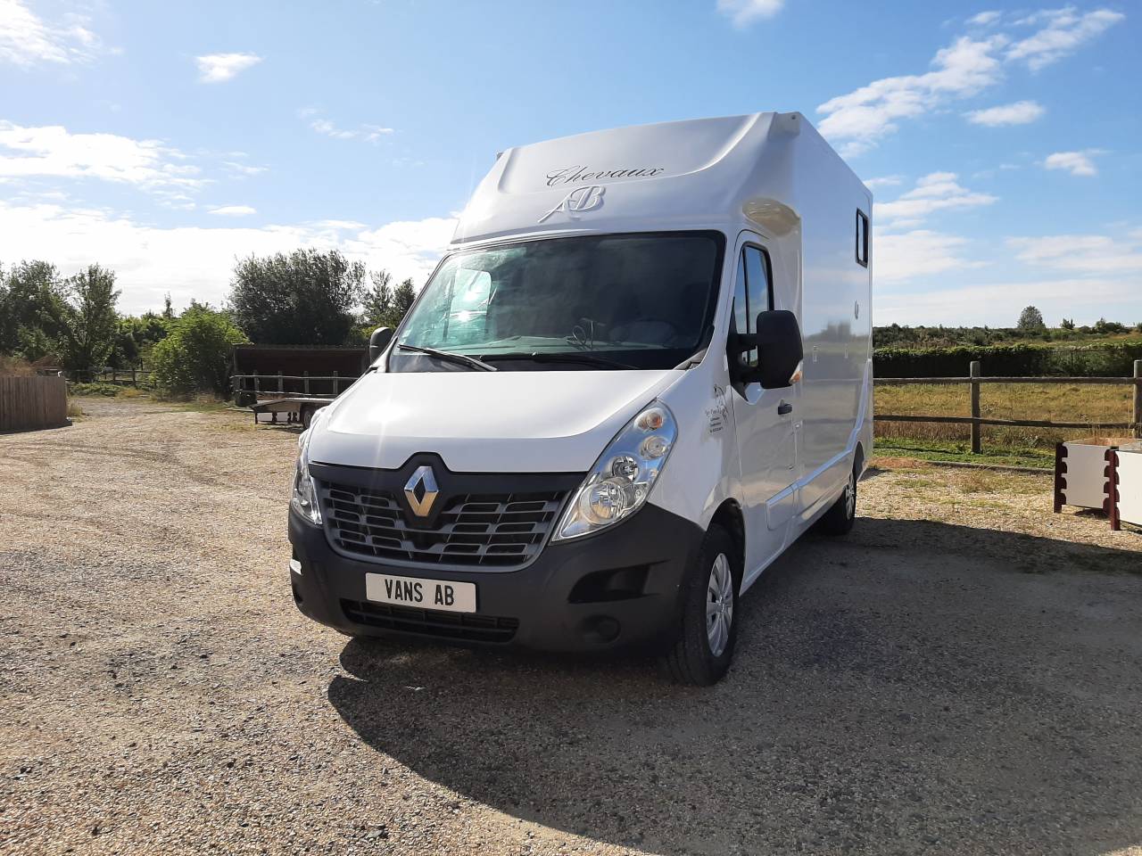 Kleine paardenvrachtwagen (B rijbewijs) Renault Master 2020 Tweedehands