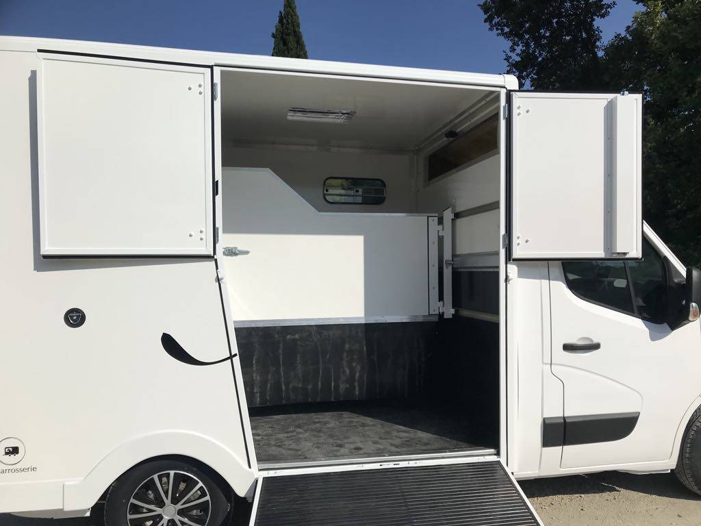 Kleine paardenvrachtwagen (B rijbewijs) Renault  2013 Tweedehands