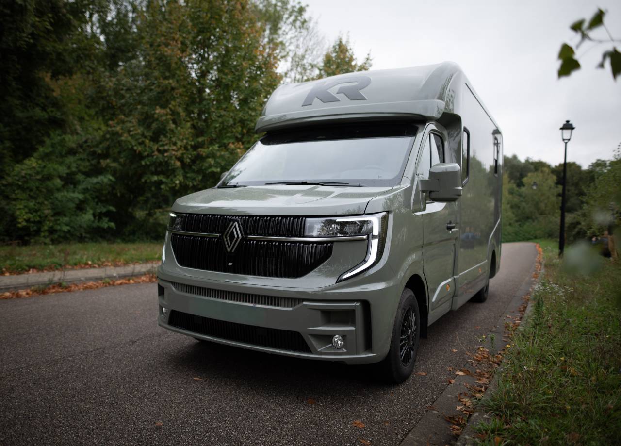 Kleine paardenvrachtwagen (B rijbewijs) Krismar Renault Master 2025 Tweedehands