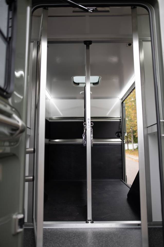 Kleine paardenvrachtwagen (B rijbewijs) Krismar Renault Master 2025 Tweedehands