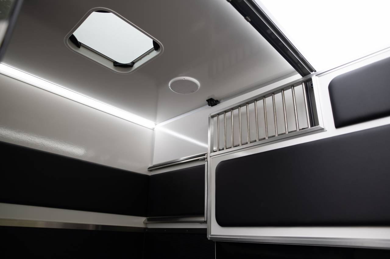 Kleine paardenvrachtwagen (B rijbewijs) Krismar Renault Master 2025 Tweedehands