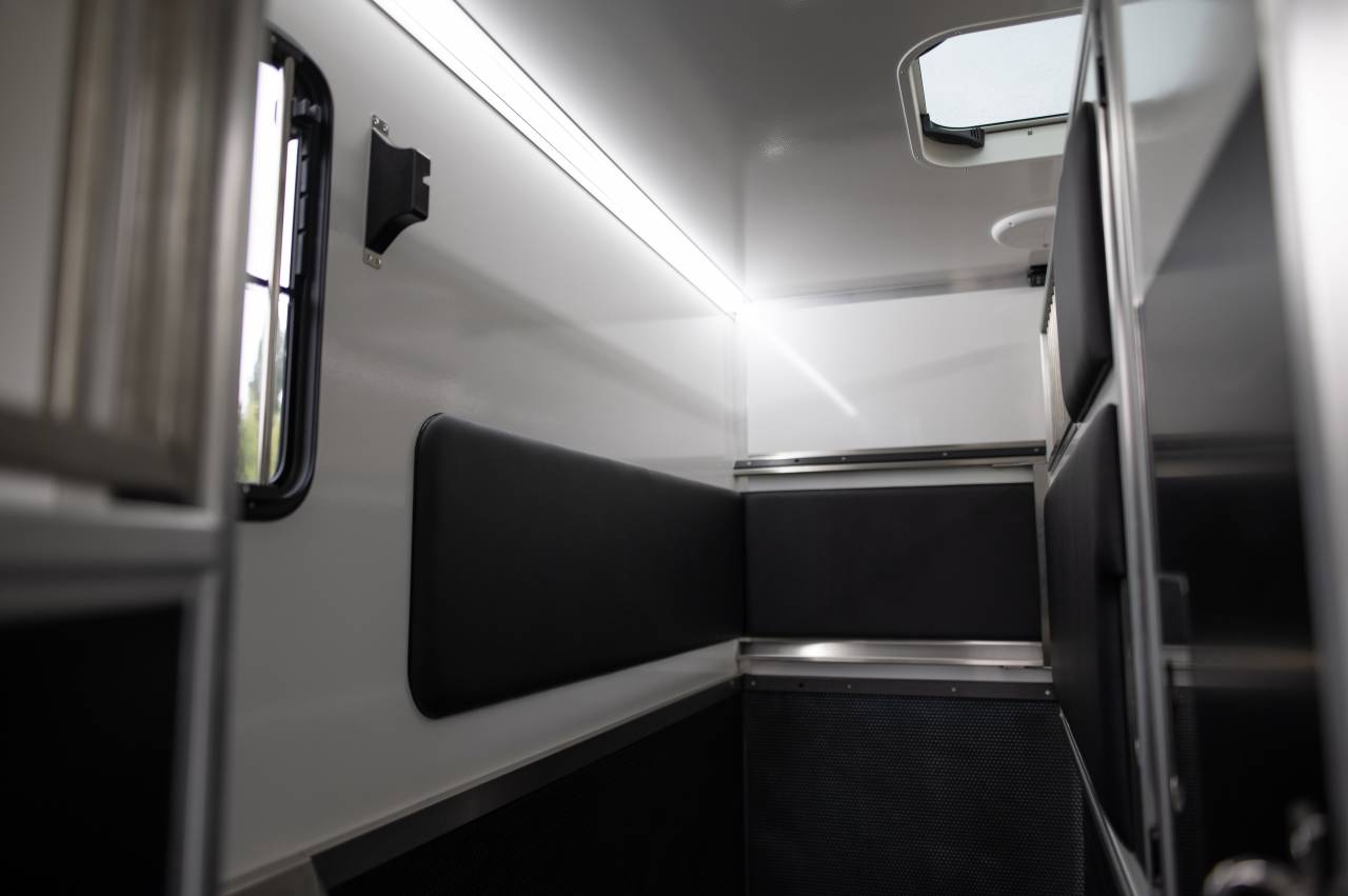 Kleine paardenvrachtwagen (B rijbewijs) Krismar Renault Master 2025 Tweedehands