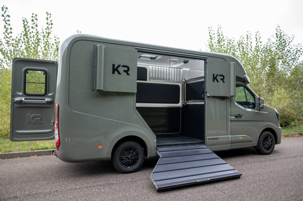 Kleine paardenvrachtwagen (B rijbewijs) Krismar Renault Master 2025 Tweedehands