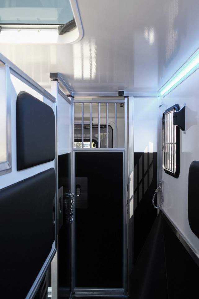 Kleine paardenvrachtwagen (B rijbewijs) Krismar HARAS 2026 Nieuw
