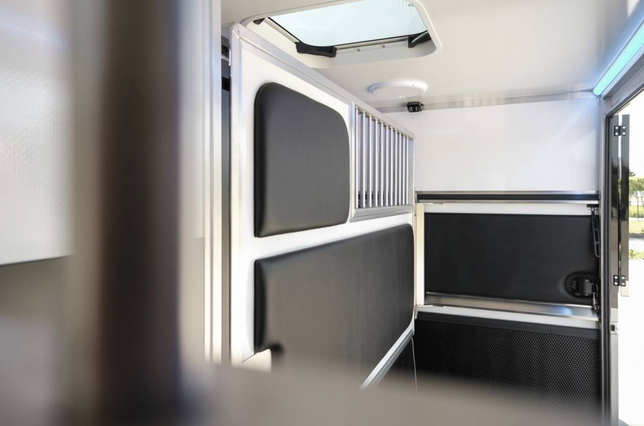 Kleine paardenvrachtwagen (B rijbewijs) Krismar HARAS LONG 2026 Nieuw