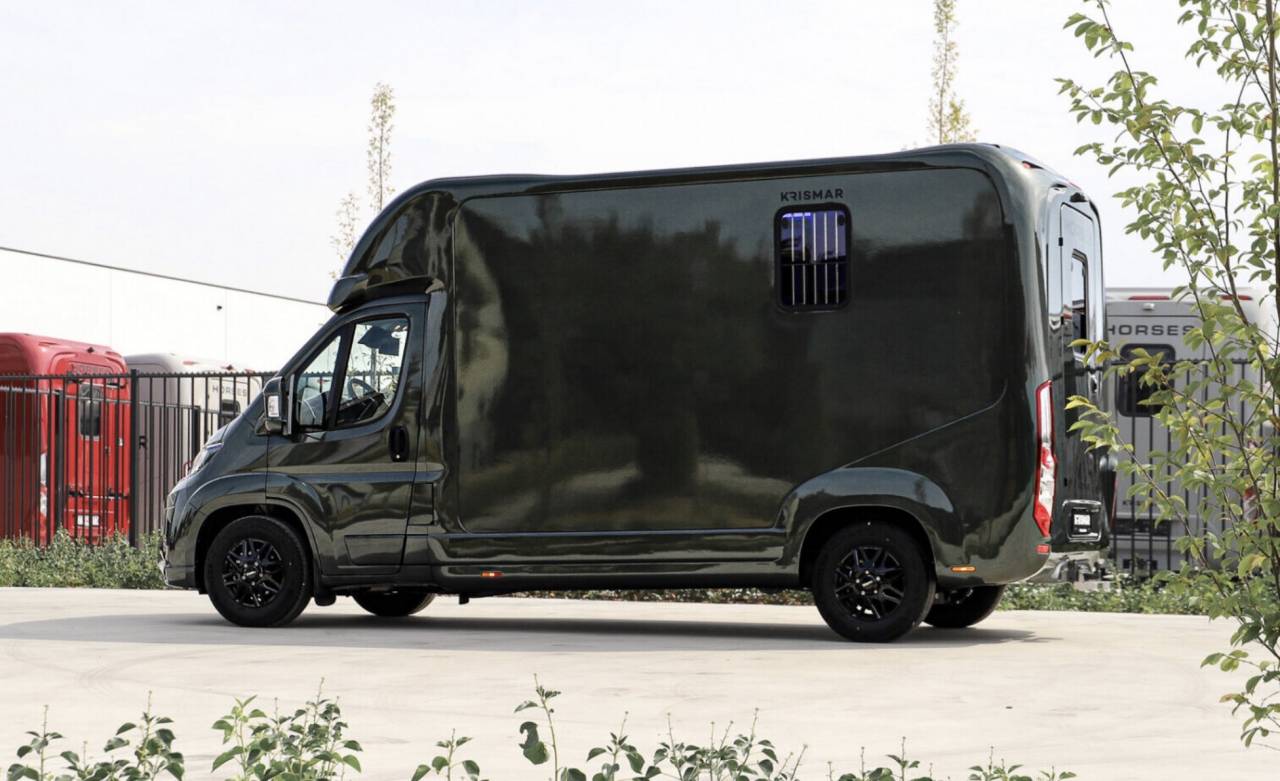 Kleine paardenvrachtwagen (B rijbewijs) Krismar HARAS  2026 Nieuw
