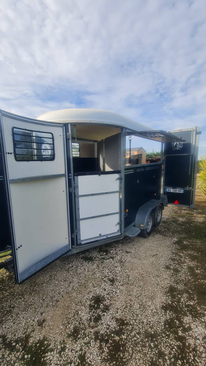 Paardentrailers Fautras Oblic+2 2 Paarden 2009 Tweedehands