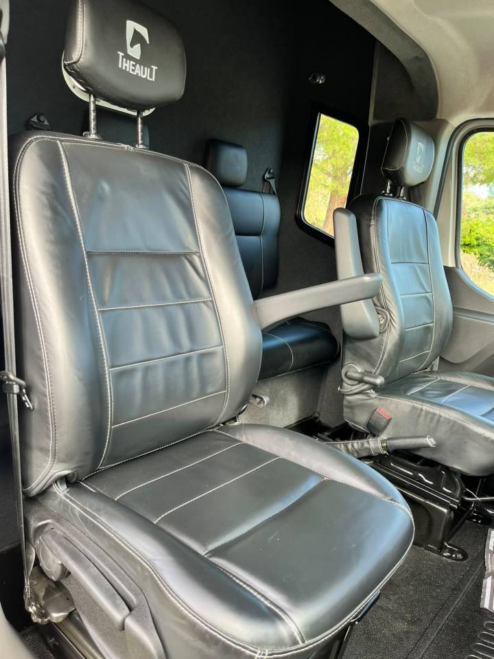 Kleine paardenvrachtwagen (B rijbewijs) Theault   Renault Master  - THEAULT Proton 5L 2023 Tweedehands