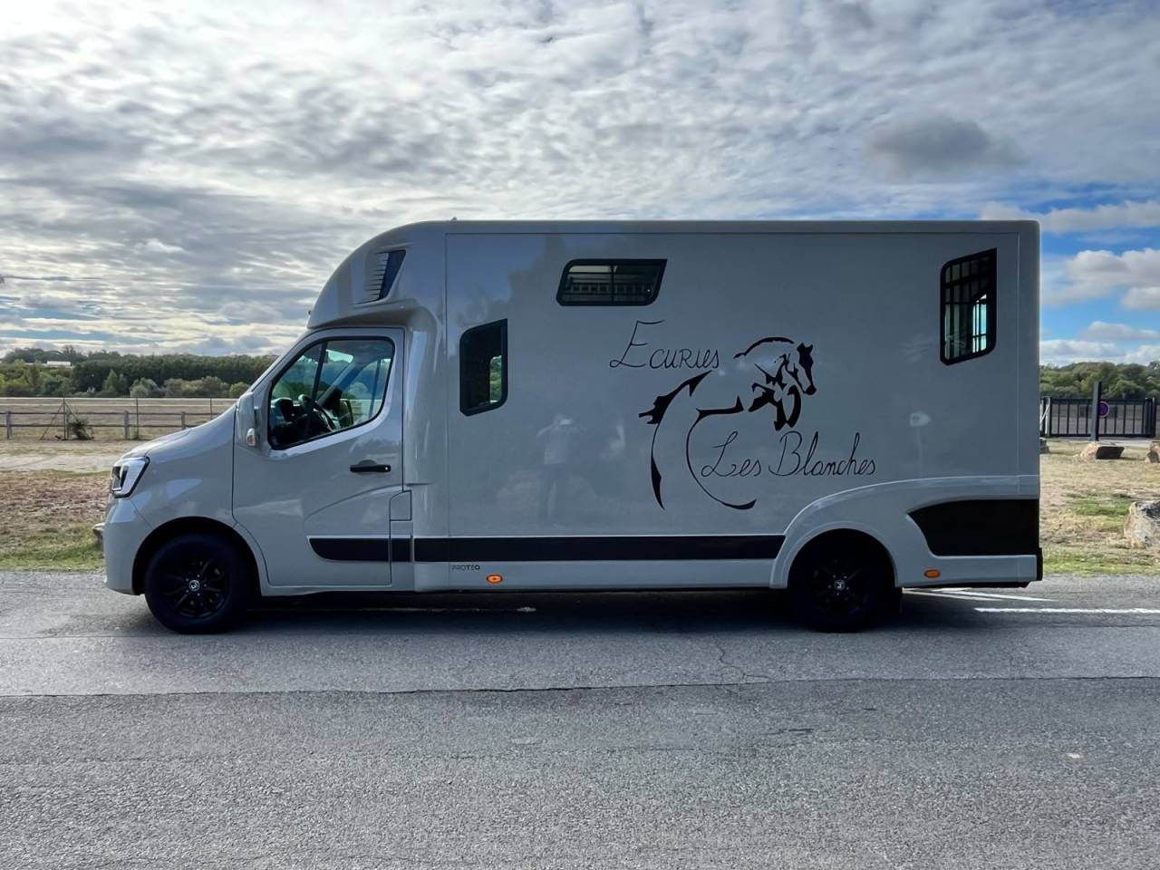 Kleine paardenvrachtwagen (B rijbewijs) Theault   Renault Master  - THEAULT Proton 5L 2023 Tweedehands