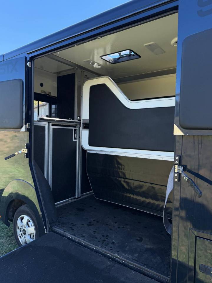Kleine paardenvrachtwagen (B rijbewijs) STX Renault Master 2024 Tweedehands
