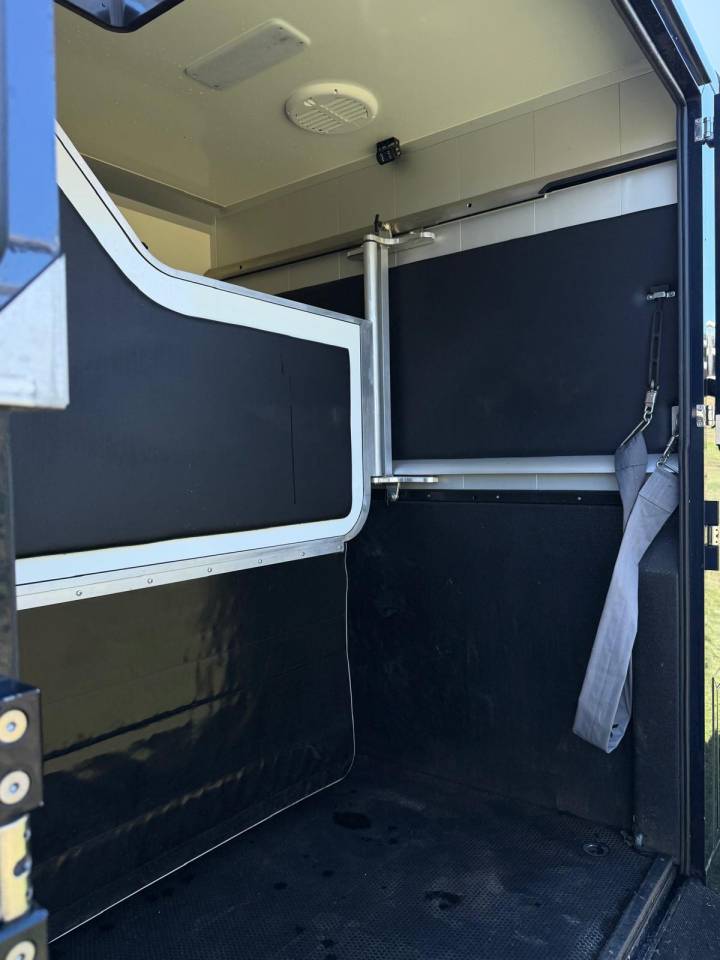 Kleine paardenvrachtwagen (B rijbewijs) STX Renault Master 2024 Tweedehands