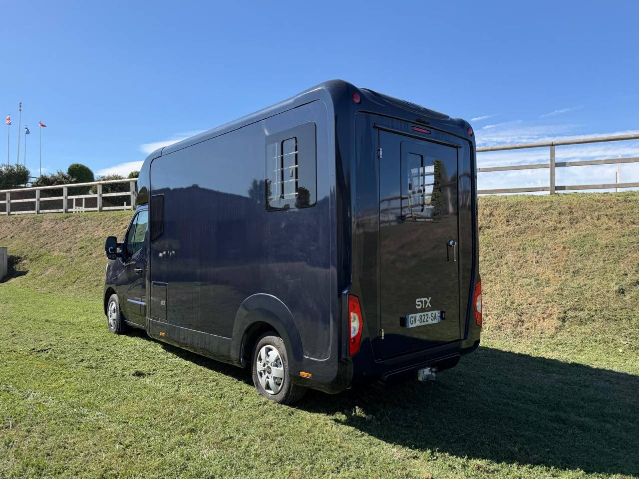 Kleine paardenvrachtwagen (B rijbewijs) STX Renault Master 2024 Tweedehands
