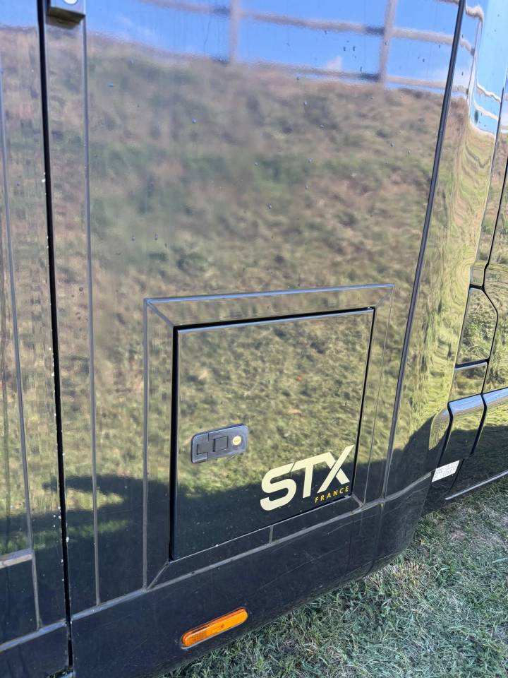 Kleine paardenvrachtwagen (B rijbewijs) STX Renault Master 2024 Tweedehands