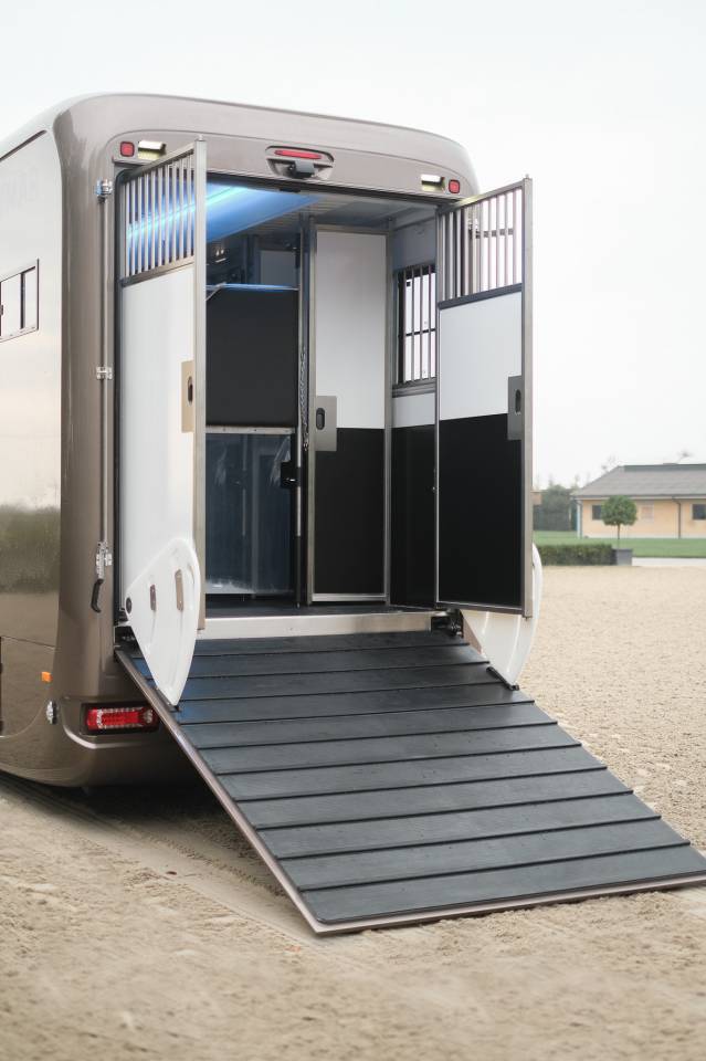 Zware paardenvrachtwagen (groot rijbewijs) Krismar Mercedes-Benz Classicspace 2640 2026 Nieuw