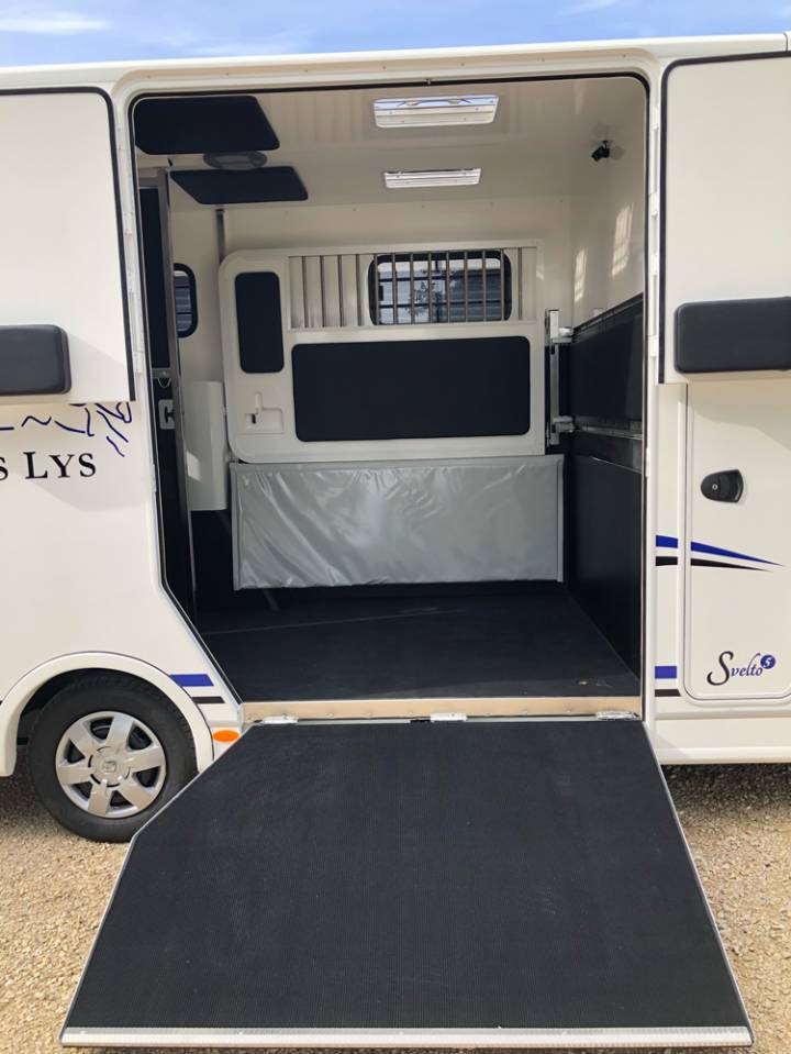 Kleine paardenvrachtwagen (B rijbewijs) Trans Box SVELTO 4 2024 Nieuw