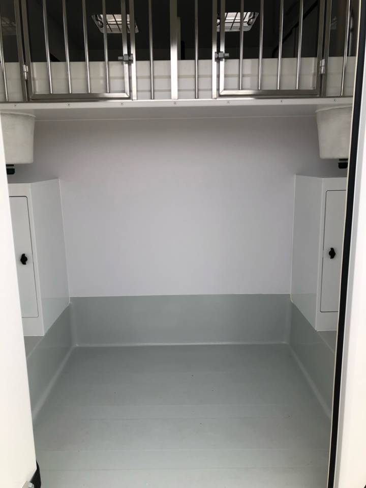 Kleine paardenvrachtwagen (B rijbewijs) Trans Box SVELTO 4 2024 Nieuw