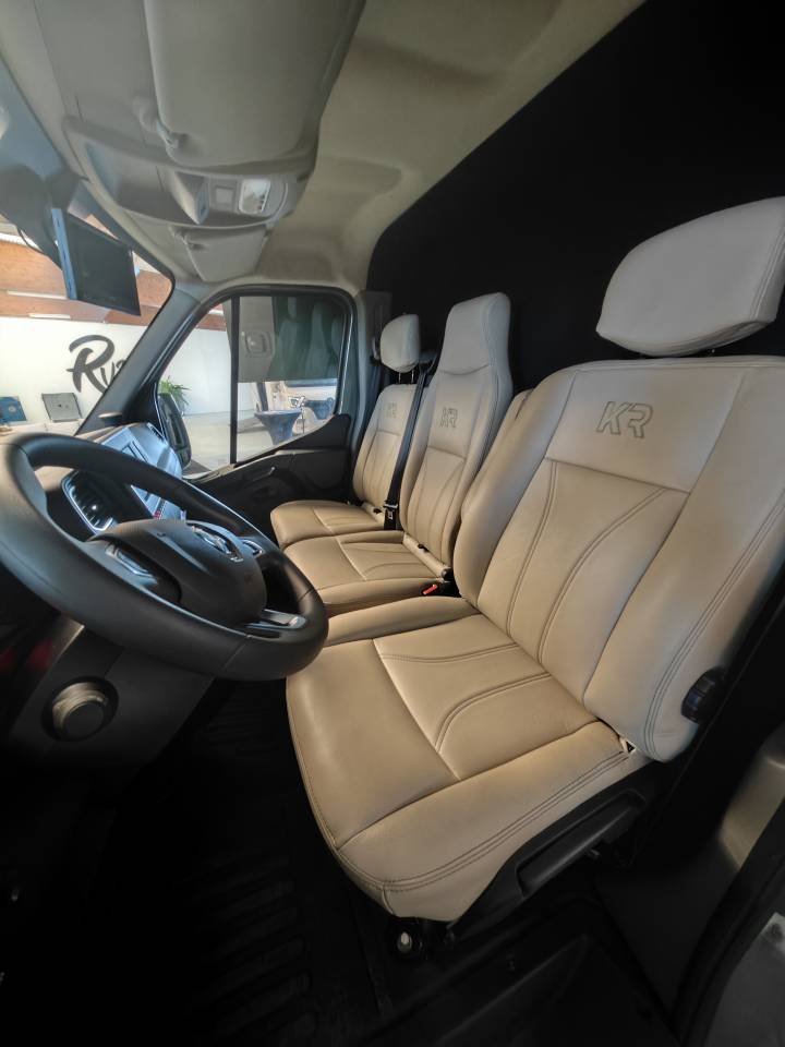 Kleine paardenvrachtwagen (B rijbewijs) Krismar 3 places stalles 2024 Nieuw