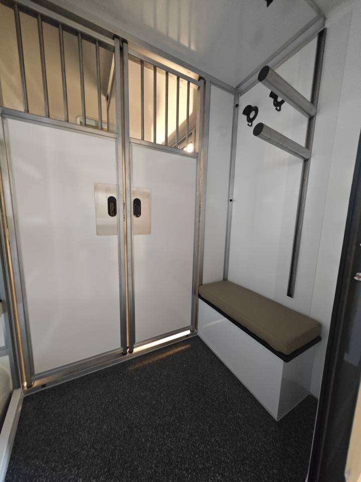 Kleine paardenvrachtwagen (B rijbewijs) Krismar 3 places stalles 2024 Nieuw