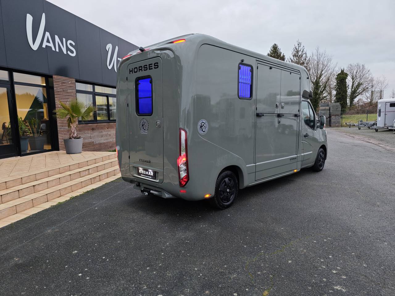 Kleine paardenvrachtwagen (B rijbewijs) Krismar 3 places stalles 2024 Nieuw