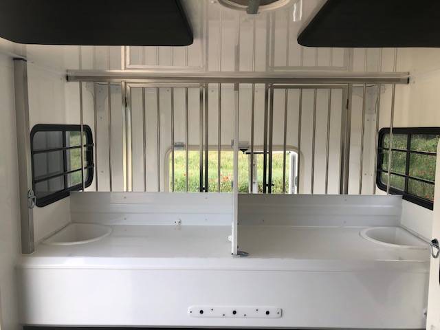 Kleine paardenvrachtwagen (B rijbewijs) Trans Box SVELTO 4 R 2023 Nieuw