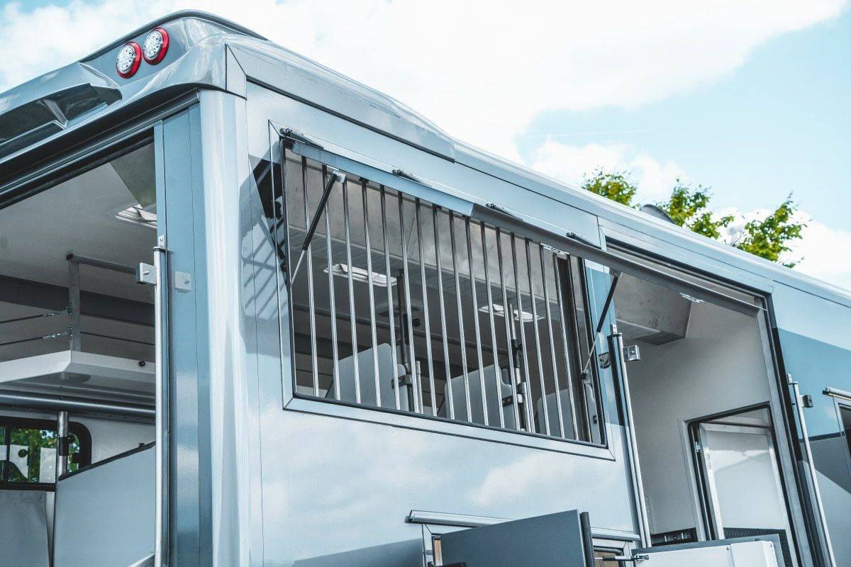 Zware paardenvrachtwagen (groot rijbewijs) Mercedes MERCEDES-BENZ 0 Tweedehands