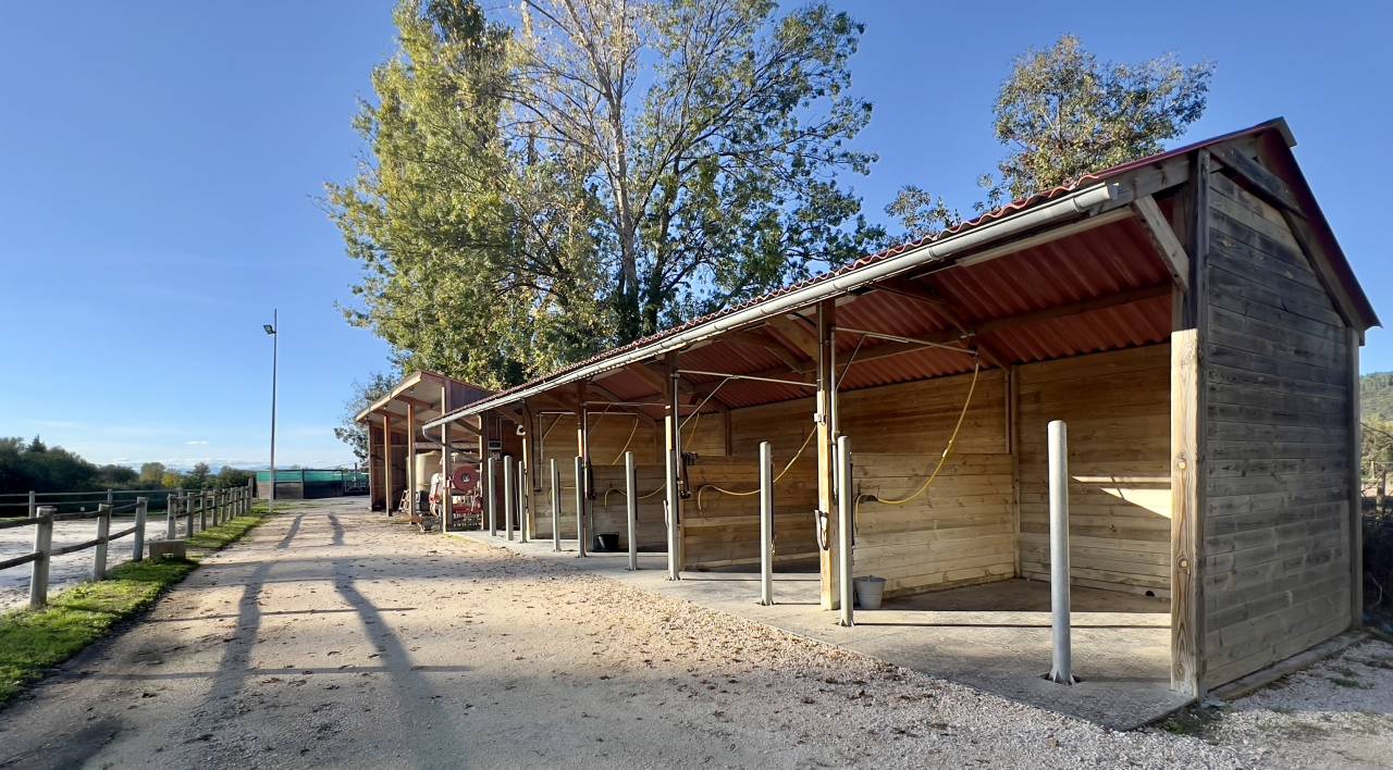 Mooi hippisch vastgoed Koop Gard