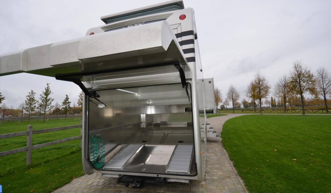 Zware paardenvrachtwagen (groot rijbewijs) STX MERCEDES 2020 Tweedehands