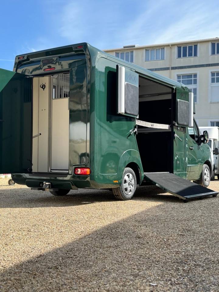 Kleine paardenvrachtwagen (B rijbewijs) AKX Renault 5p 2024 Nieuw