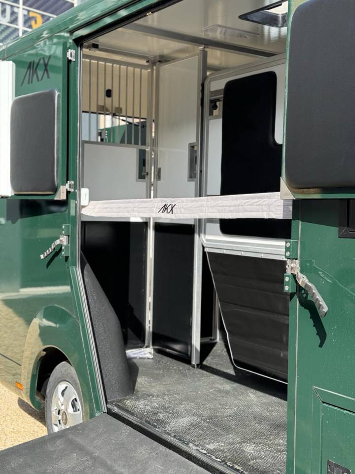 Kleine paardenvrachtwagen (B rijbewijs) AKX Renault 5p 2024 Nieuw