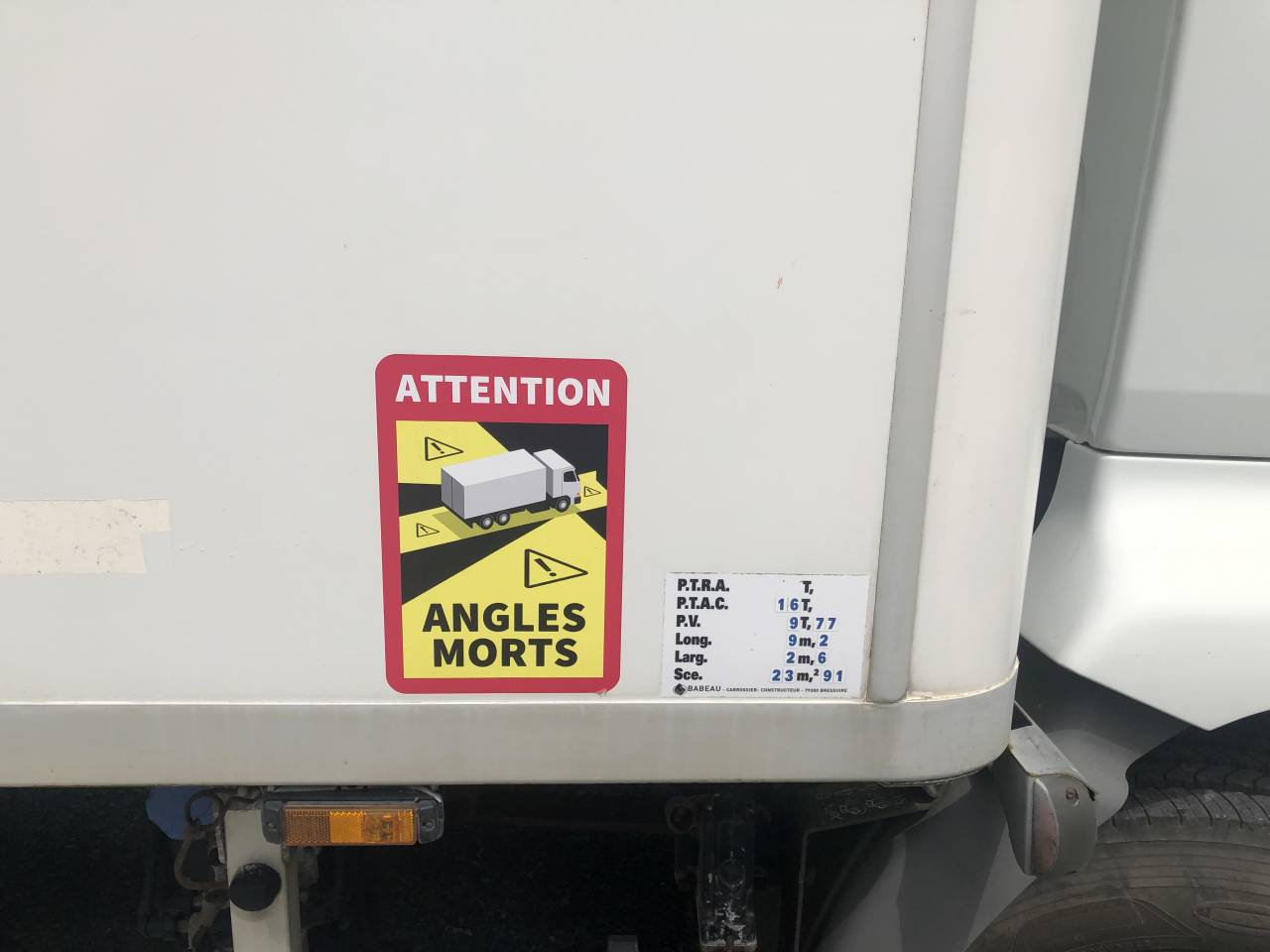 Zware paardenvrachtwagen (groot rijbewijs) Renault MIDLUM 240 DXI - 16 tonnes 2008 Tweedehands