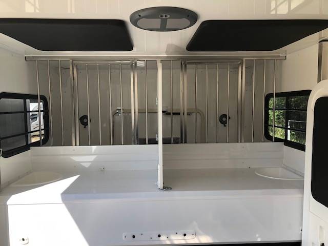 Kleine paardenvrachtwagen (B rijbewijs) Trans Box NEW SVELTO 4 R 2024 Nieuw