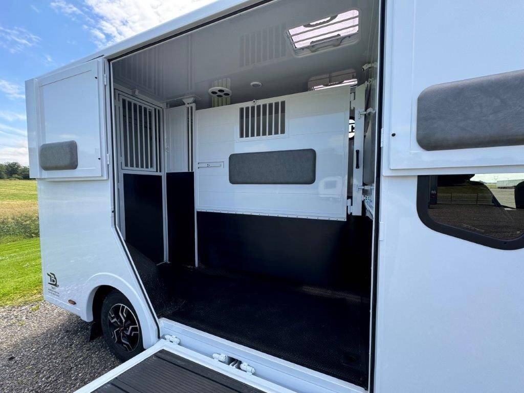 Kleine paardenvrachtwagen (B rijbewijs) TBST RENAULT MASTER 2024 Nieuw