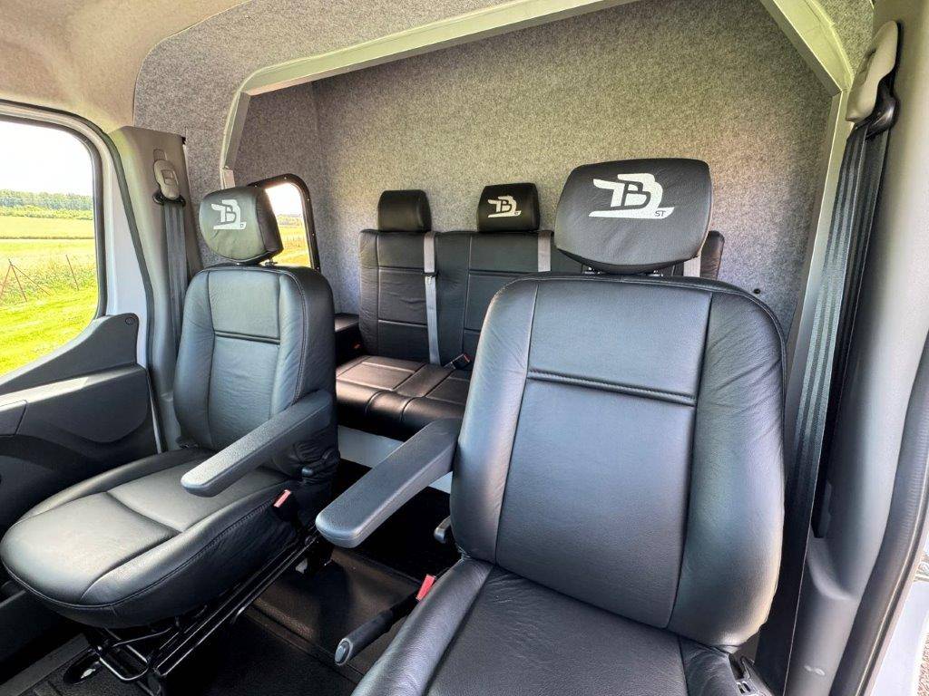 Kleine paardenvrachtwagen (B rijbewijs) TBST RENAULT MASTER 2024 Nieuw