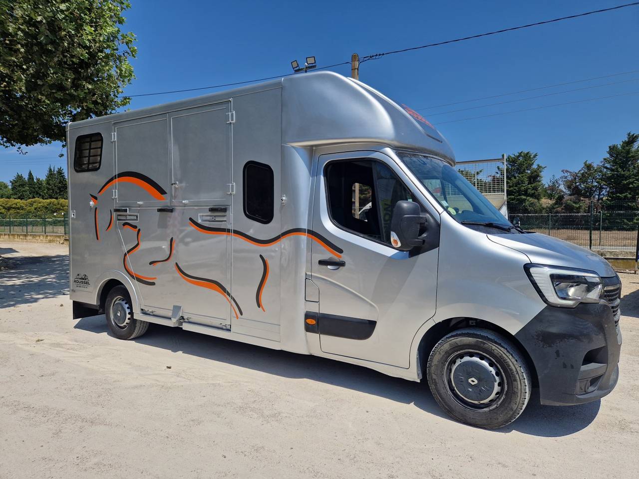 Kleine paardenvrachtwagen (B rijbewijs) Les Vans Roussel MASTER 2020 Nieuw
