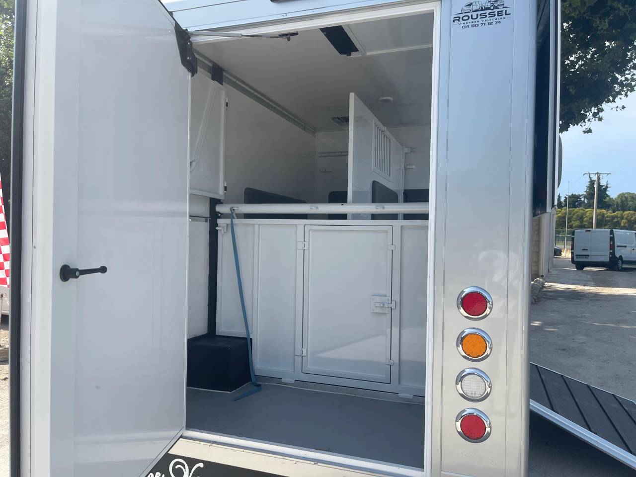 Kleine paardenvrachtwagen (B rijbewijs) Les Vans Roussel MASTER 2020 Nieuw