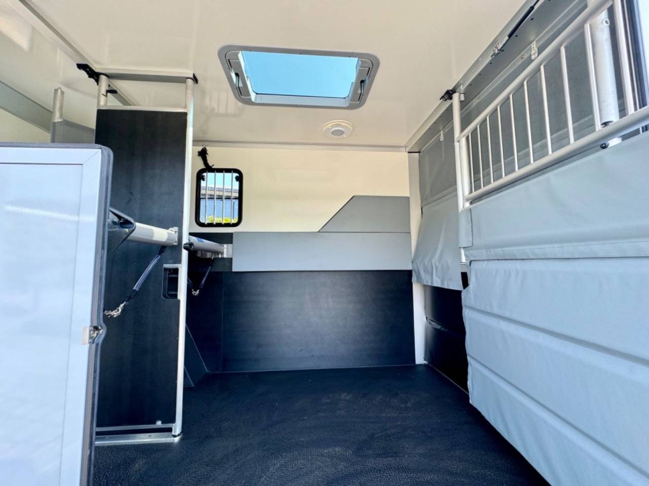 Kleine paardenvrachtwagen (B rijbewijs) Autre marque NISSAN 0 Nieuw